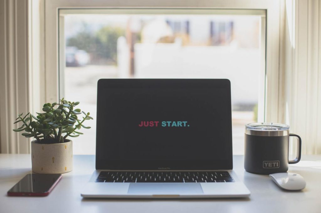 Ноутбук с текстом на экране: Just start